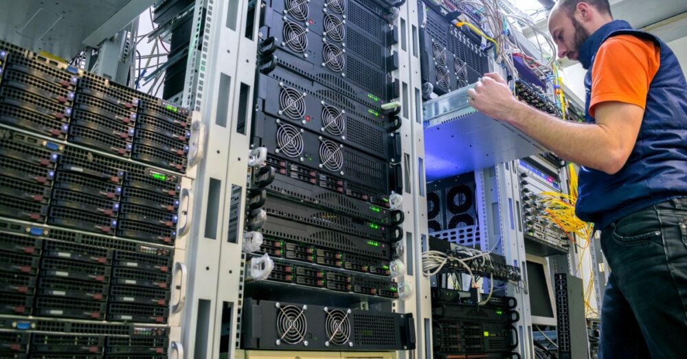 Nationalpartitions 425471 man installing server image b1